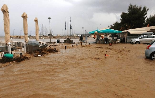 В Греции бушует стихия: затоплены дороги и дома В Греции бушует стихия: затоплены дороги и дома