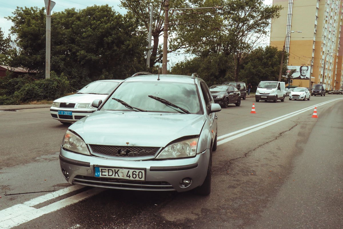 От удара Fiat по инерции проехал около метра и сбил женщину От удара Fiat по инерции проехал около метра и сбил женщину