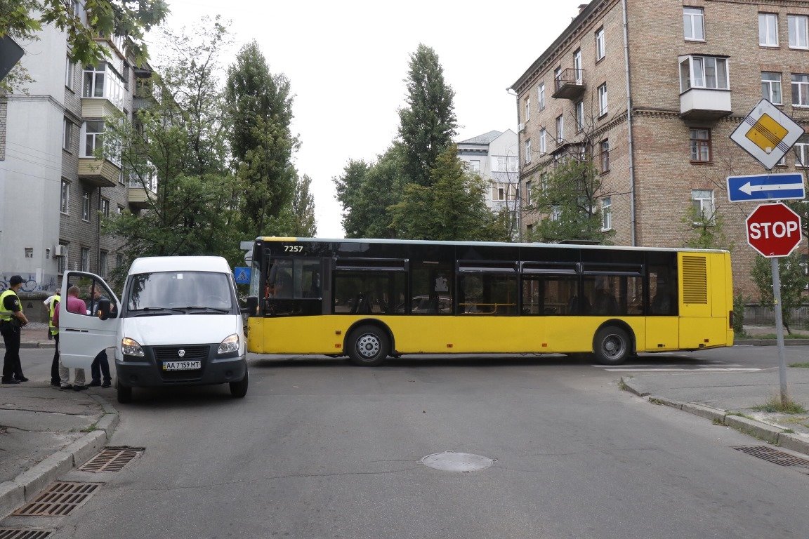 На пересечении улиц Бажова и Краковской столкнулись пассажирский автобус и Газель На пересечении улиц Бажова и Краковской столкнулись пассажирский автобус и Газель
