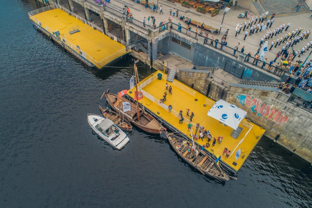 Литовский корабль - слева у берега, справа - корабль из Украины Литовский корабль - слева у берега, справа - корабль из Украины