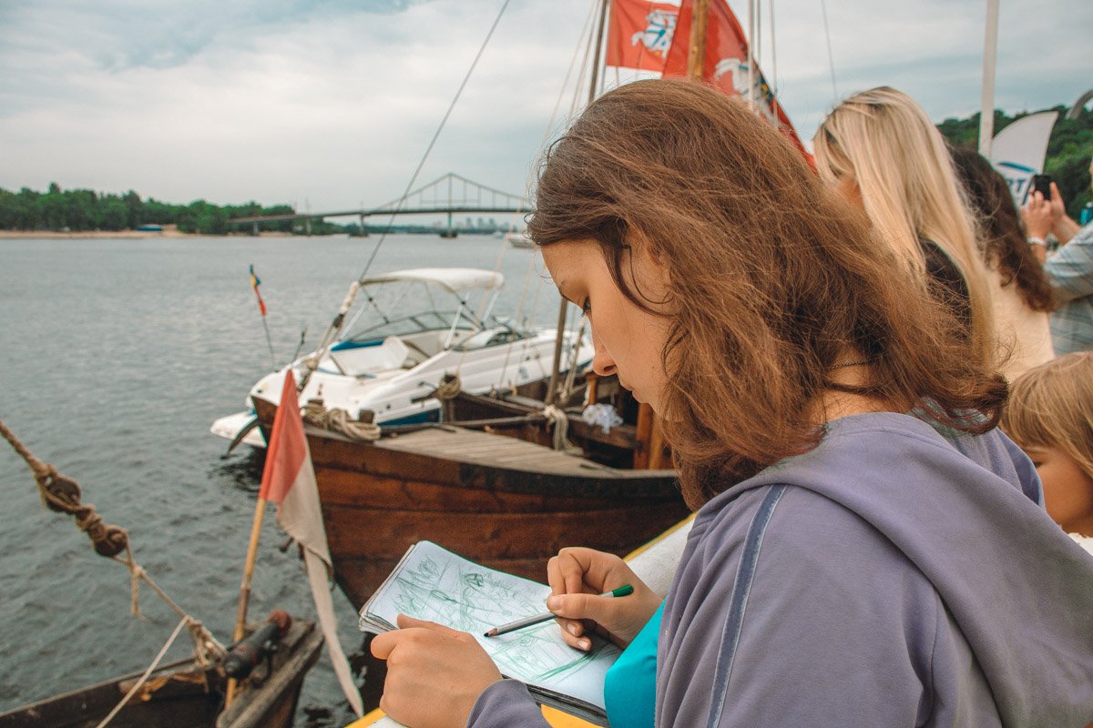 Талантливая жительница Киева решила запечатлеть это событие в нестандартной для нашего времени форме - на листке бумаги Талантливая жительница Киева решила запечатлеть это событие в нестандартной для нашего времени форме - на листке бумаги