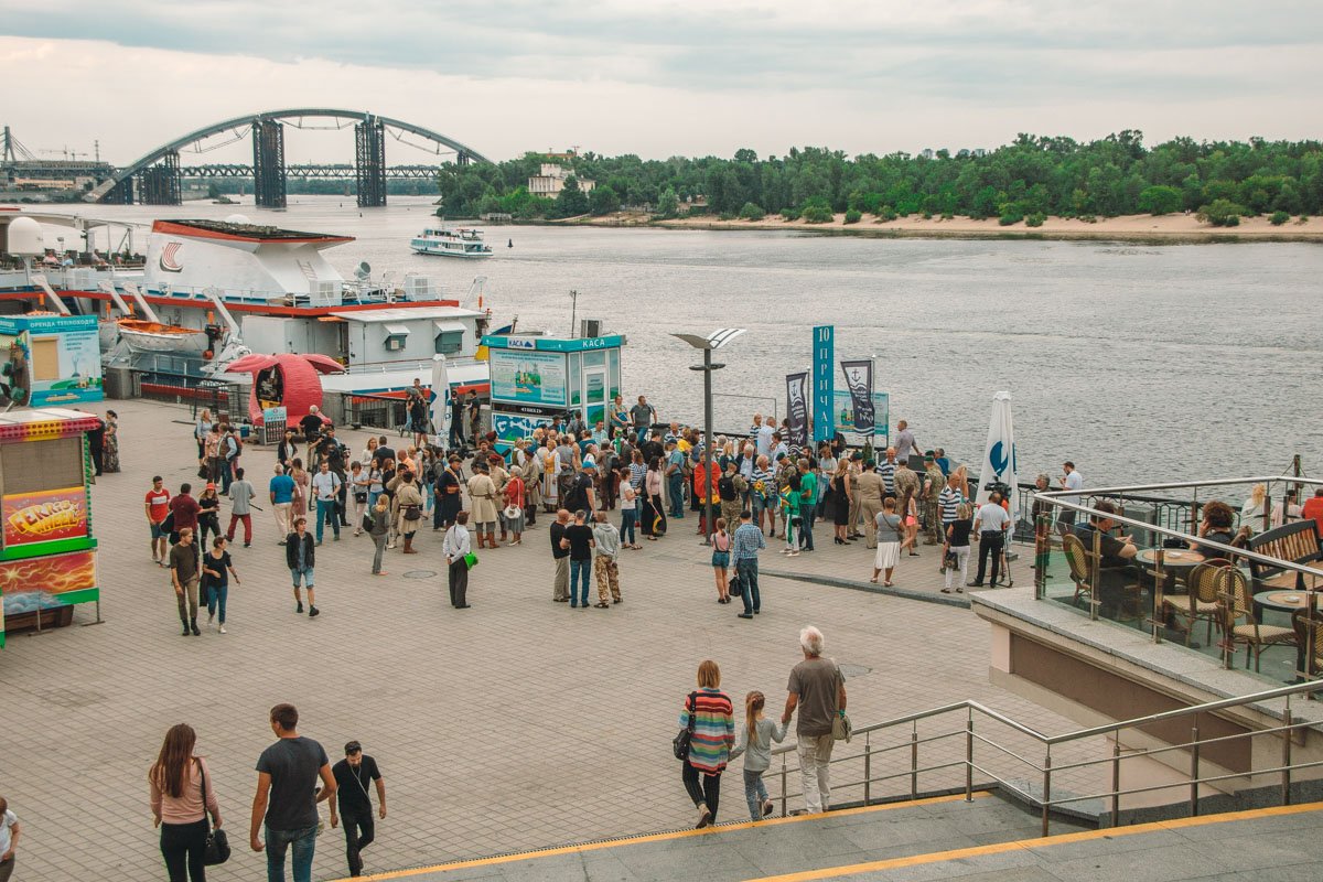 Дружественная атмосфера, которую создали две страны, сегодня витала в воздухе на Почтовой площади Дружественная атмосфера, которую создали две страны, сегодня витала в воздухе на Почтовой площади