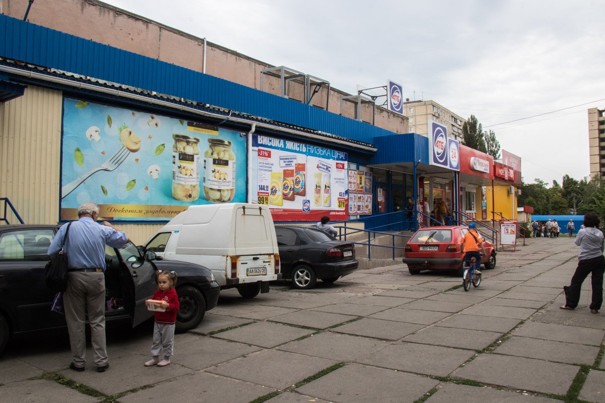 Во дворе общежития находятся "АТБ" и "Червоный маркет", с обратной стороны - аптека Во дворе общежития находятся "АТБ" и "Червоный маркет", с обратной стороны - аптека