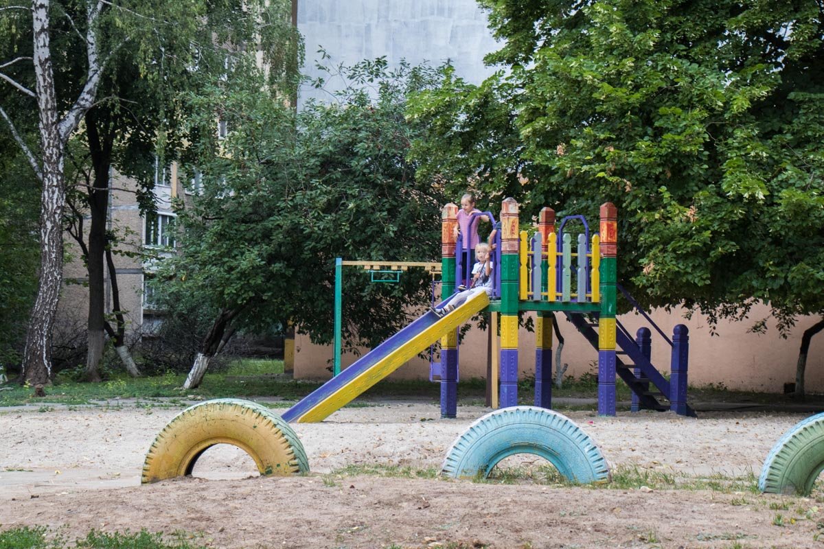 Во дворе соседнего дома есть просторная детская площадка Во дворе соседнего дома есть просторная детская площадка