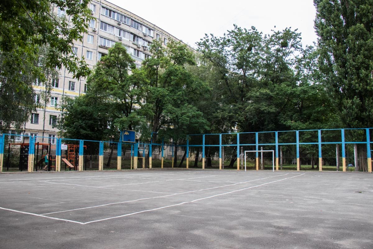 А здесь можно в свободное время поиграть в баскетбол или позаниматься на турниках А здесь можно в свободное время поиграть в баскетбол или позаниматься на турниках