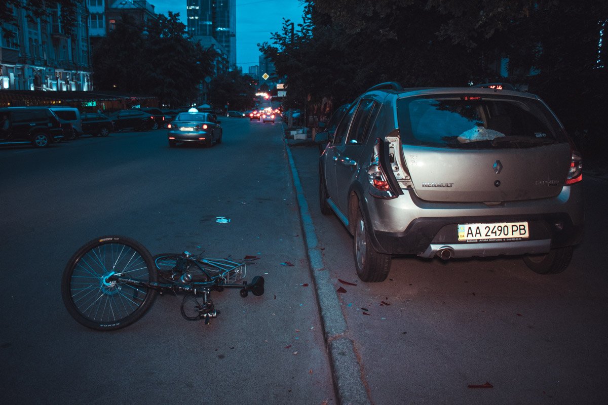 Автомобиль Renault был припаркован на тротуаре, у дороги