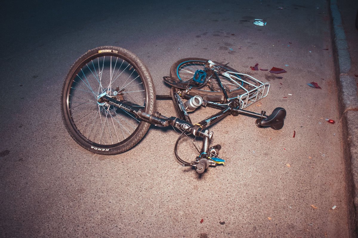 По предварительной информации, байкер, на высокой скорости, не справился с управлением и врезался в припаркованную машину