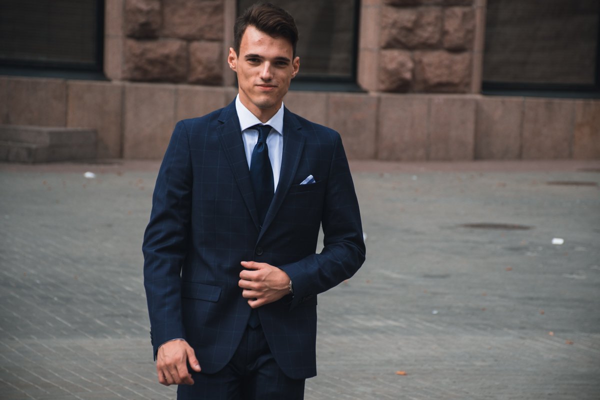 Поскорее бы снять официальный костюм и пуститься в пляс Поскорее бы снять официальный костюм и пуститься в пляс