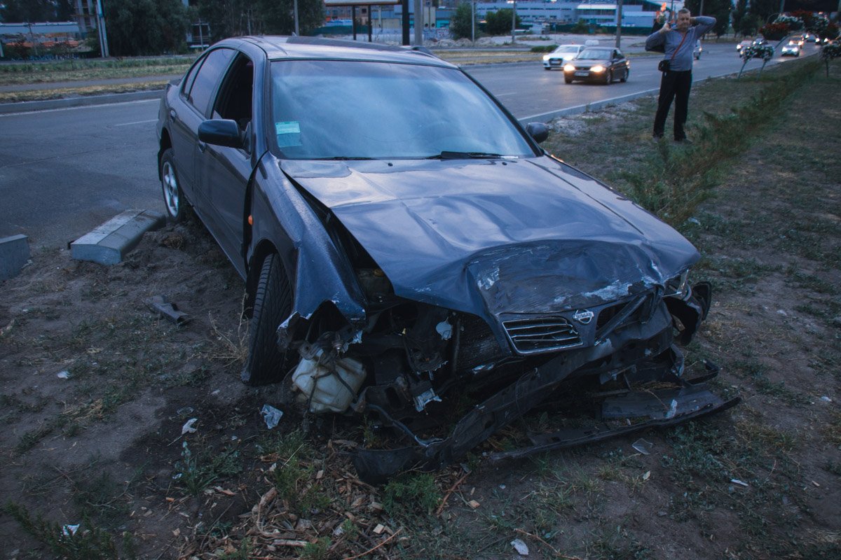 Драйвер Nissan вместо поворота, поехал прямо