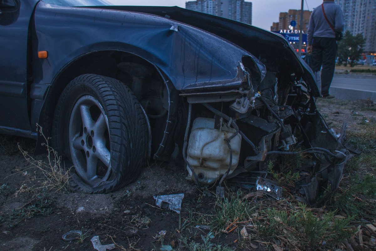 Автомобиль вылетел с проезжей части