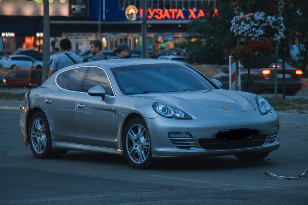 И протаранил Panamera