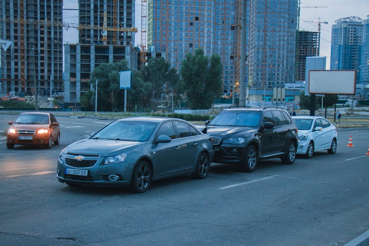 В это же время столкнулись Chevrolet Cruze, BMW X5 и Hyundai Accent