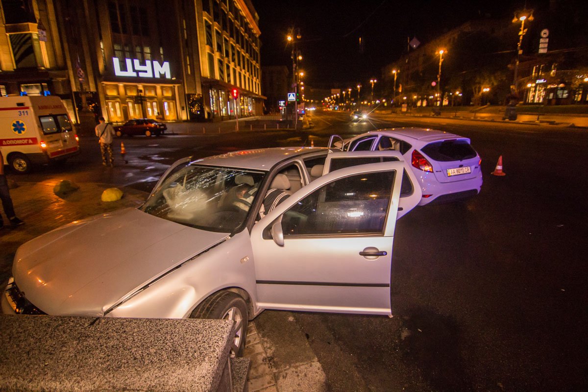 Ford двигался по Крещатику в сторону Бессарабской площади, а Volkswagen в противоположном направлении