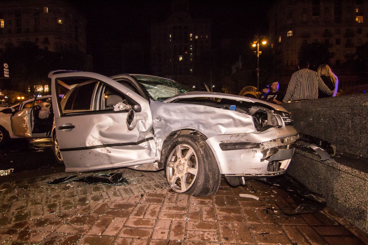 Polo остановился в парапете подземного перехода