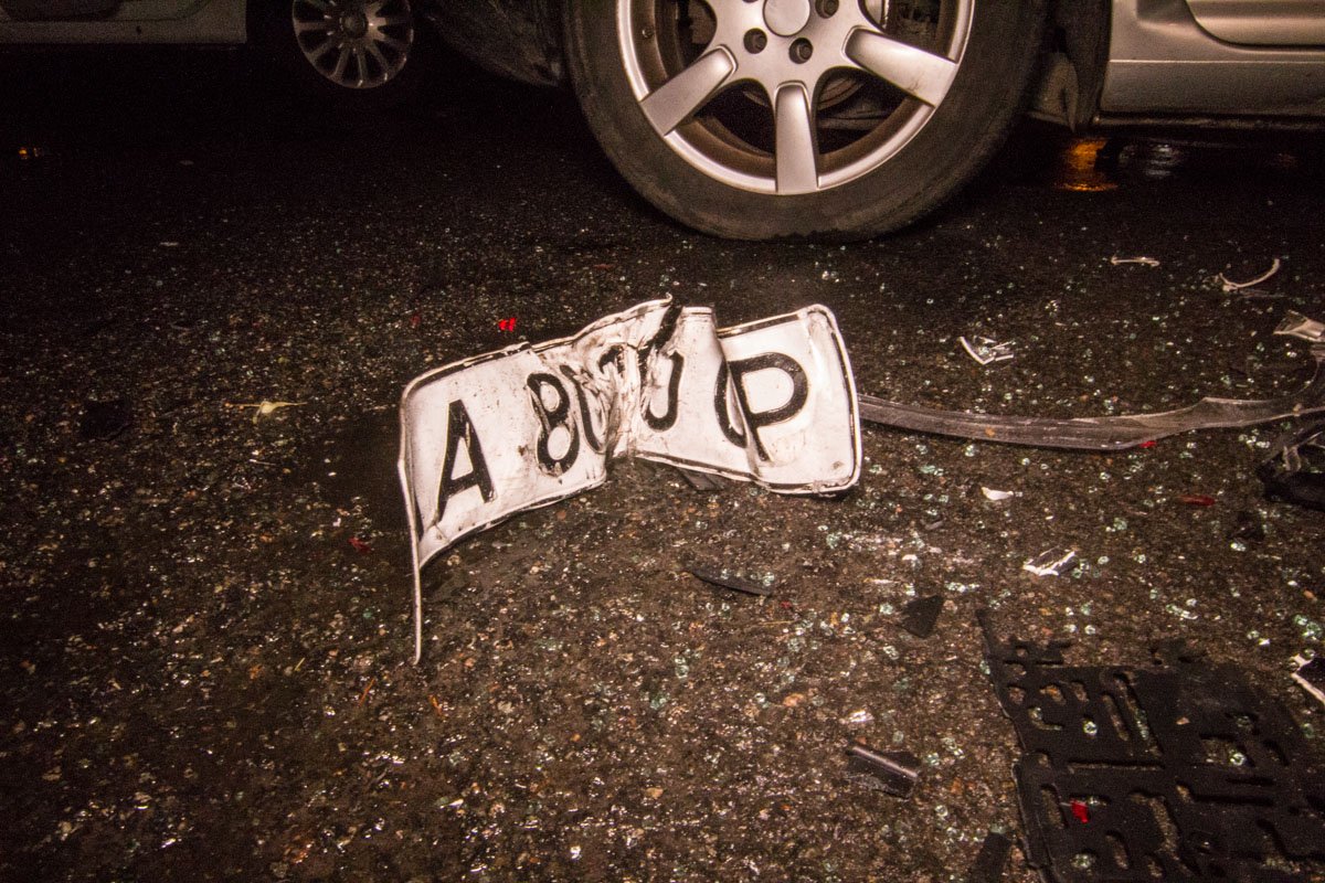 От удара номер одной из машин сложило в гармошку