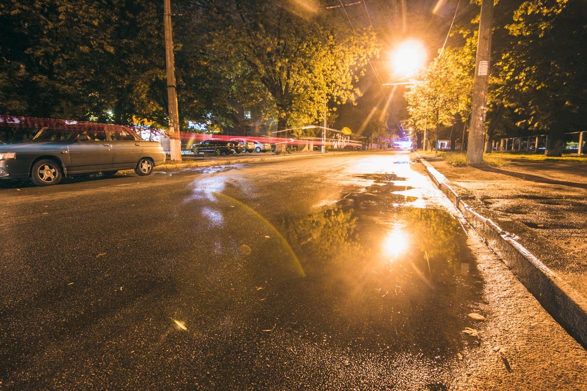 Пустынные мокрые улицы такие тихие и приятные