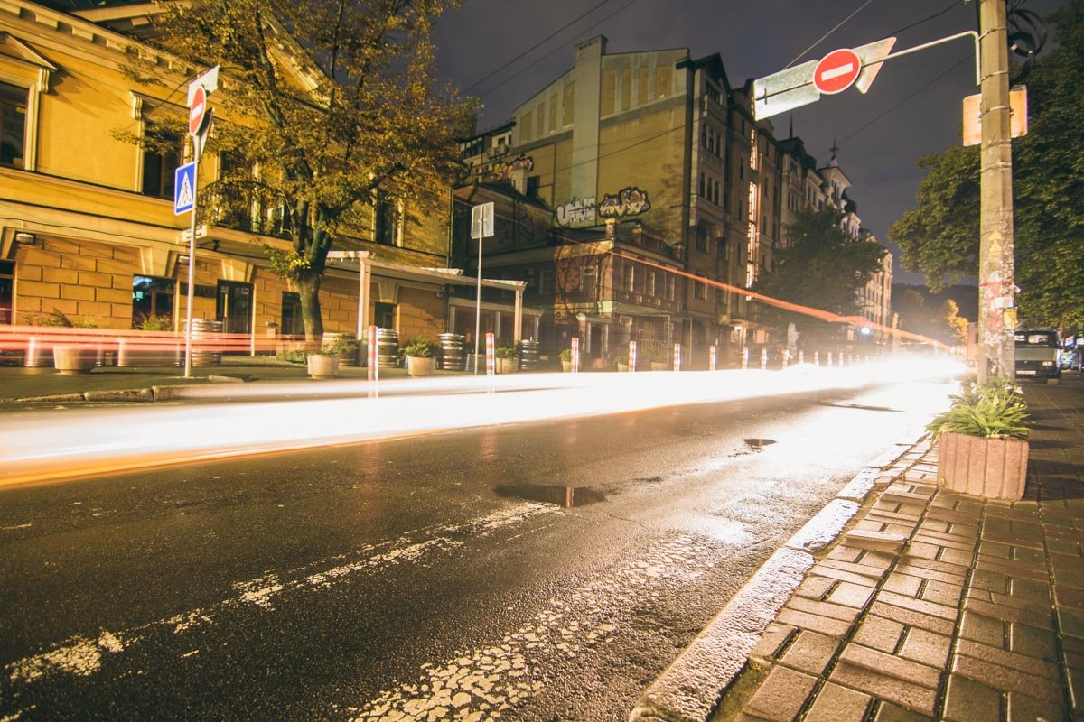 Свет фар так и пронизывает ночную мглу