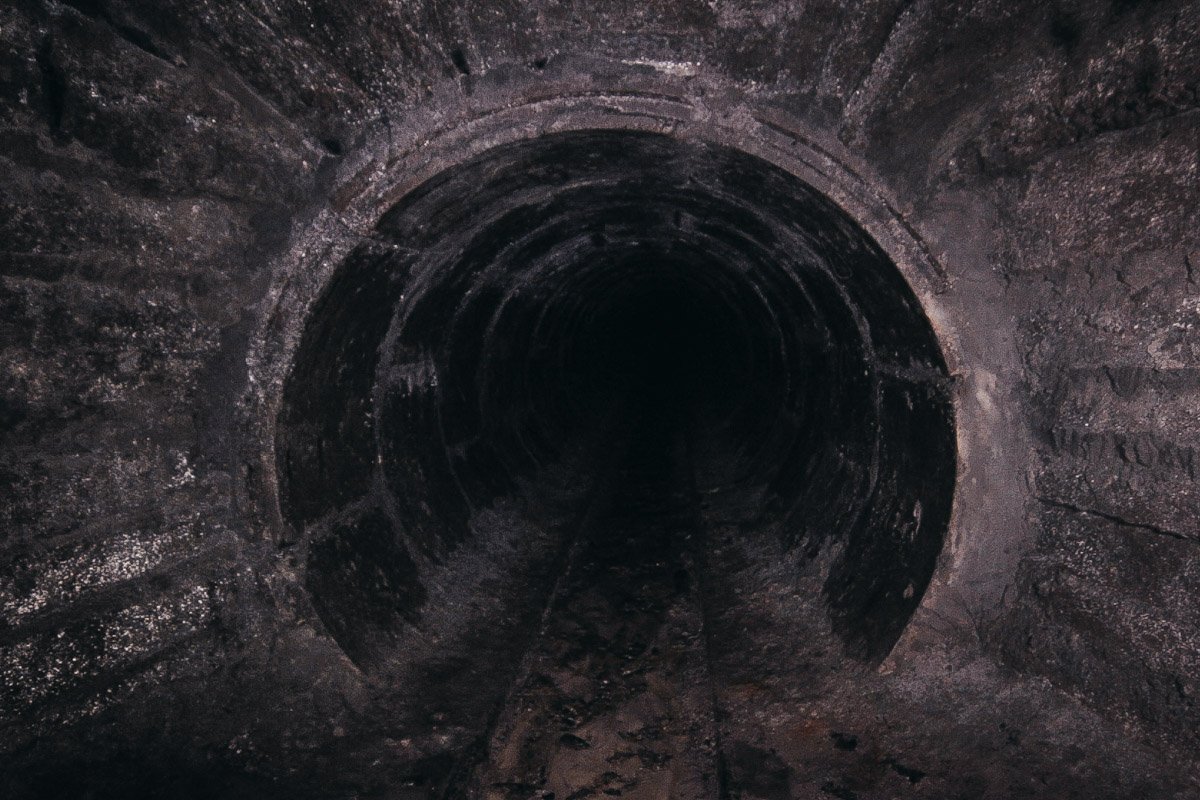 Первый туннель, в нем даже сохранились рельсы от вагонетки