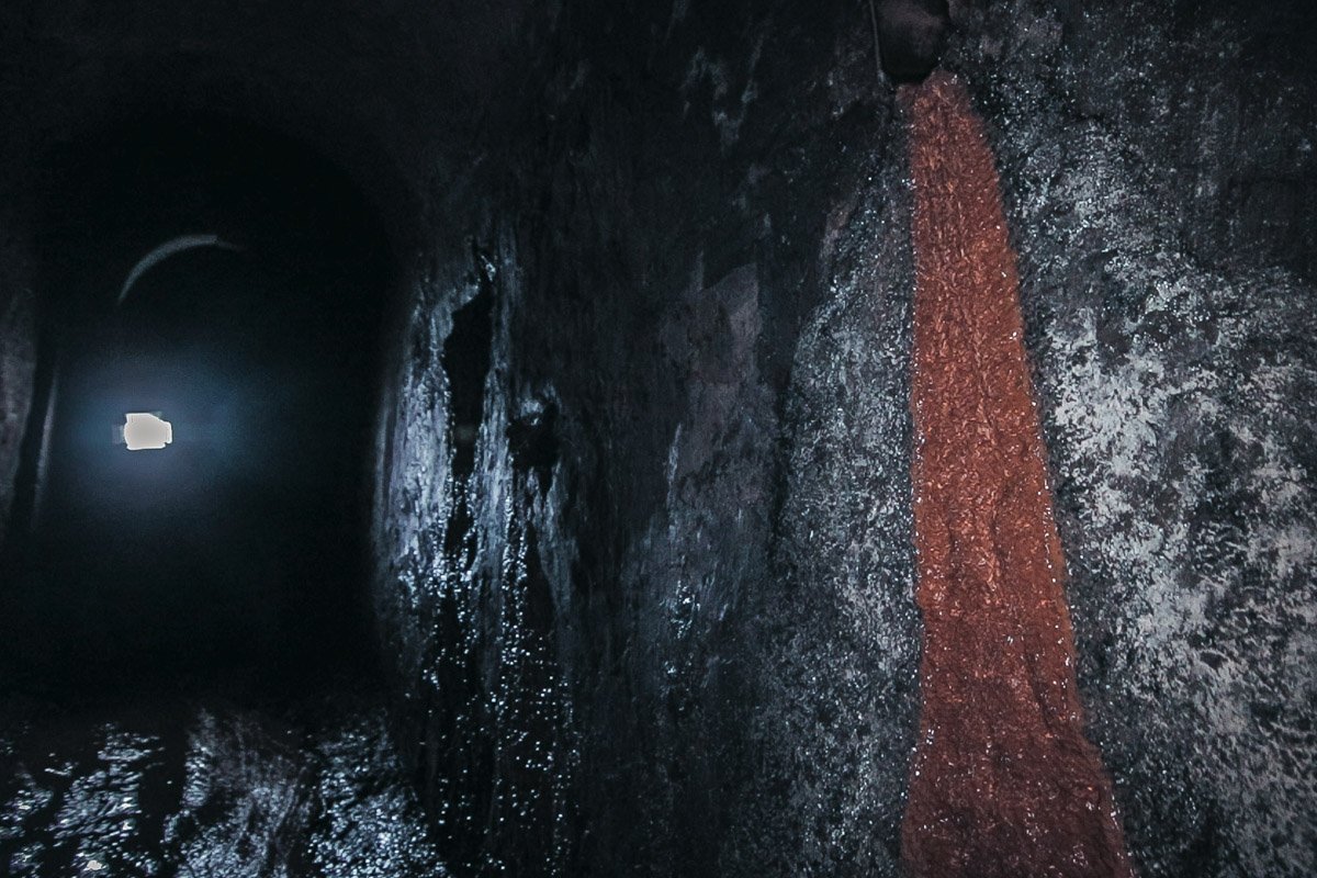 Стены начали обрастать кальцитом