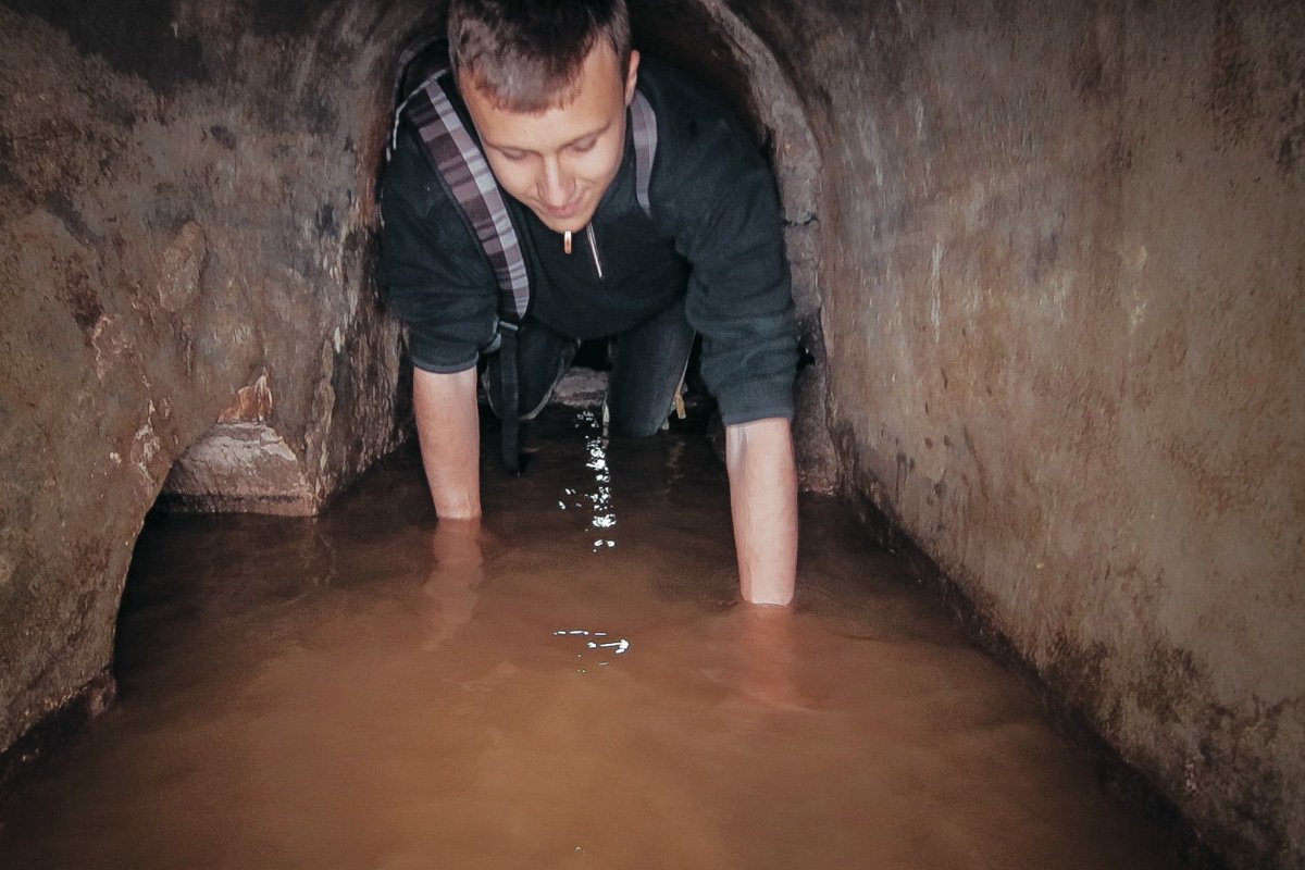 Местами, что бы преодолеть некоторые участки, требовалось проходить на коленях