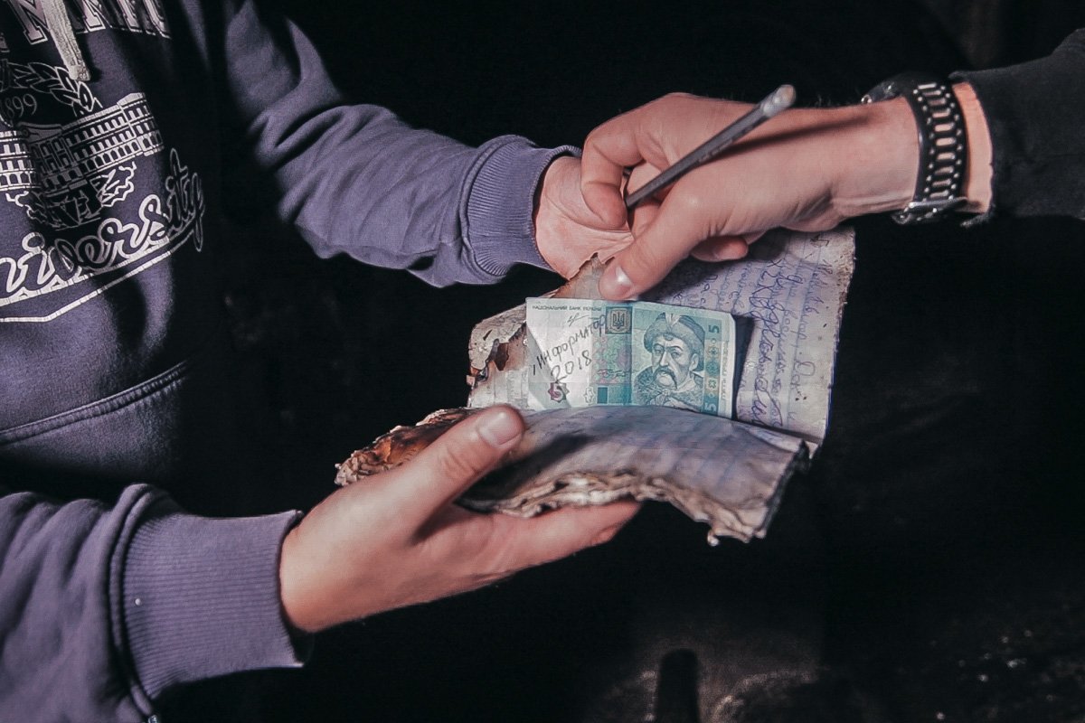 Чтобы оставить воспоминание о себе, мы положили пятигривневую купюру с фирменной надписью издания