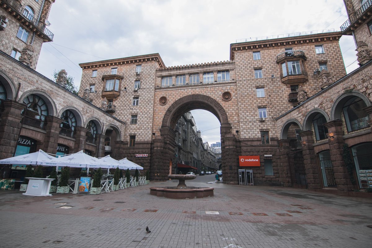 В выходной день у фонтана не встретишь обезьянок, с которыми предлагают сфотографироваться 