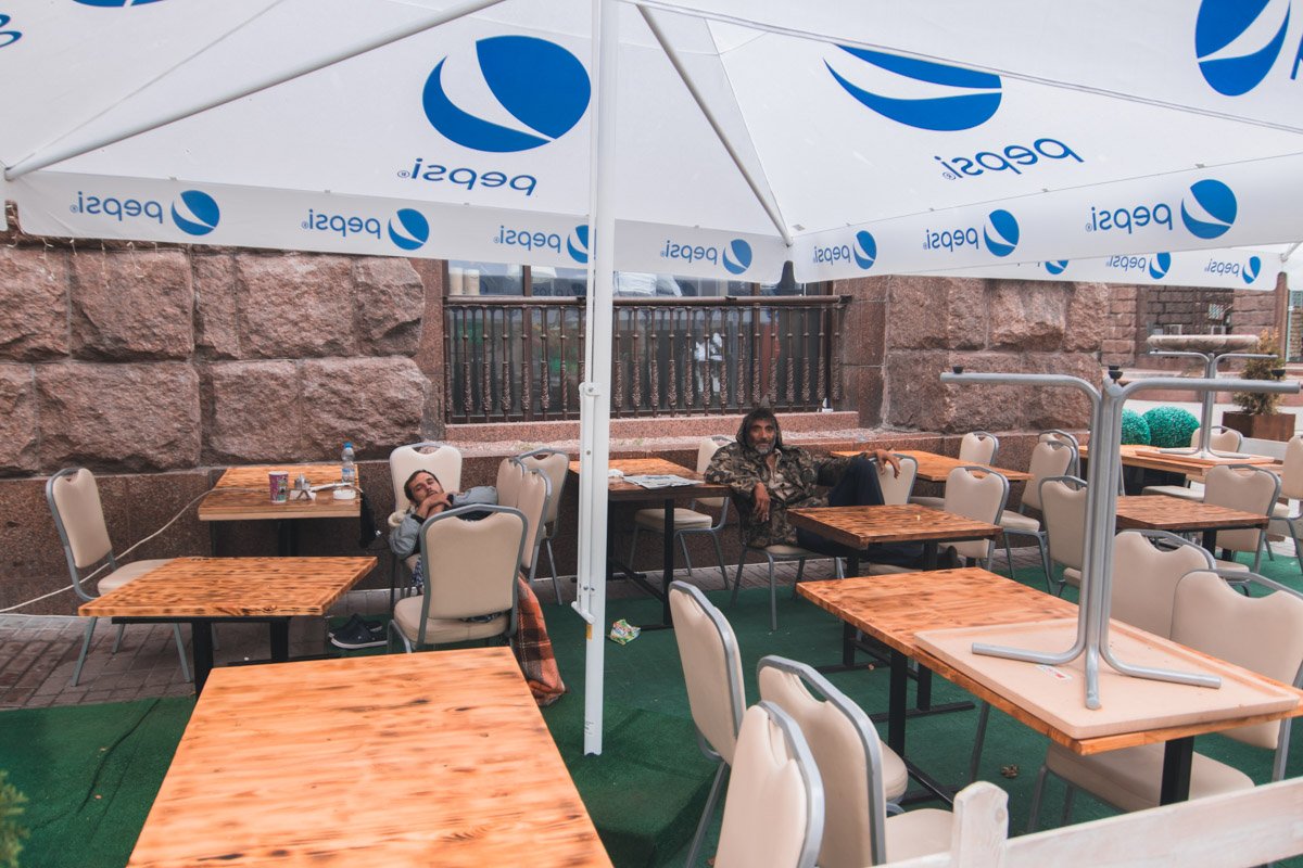 Завсегдатаи ночных заведений на рассвете вальяжно расселись на летнике 