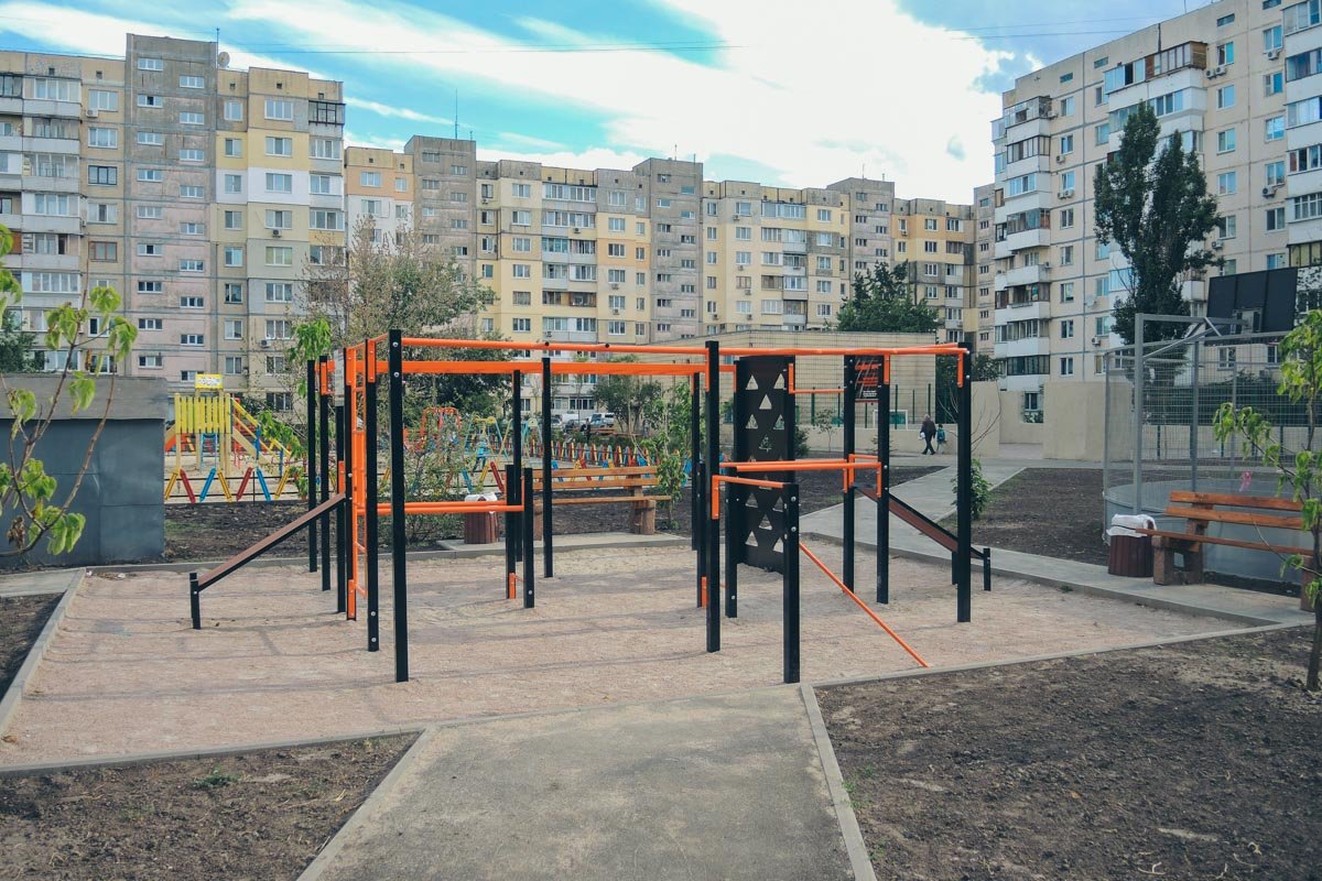 Появилась спортивная площадка