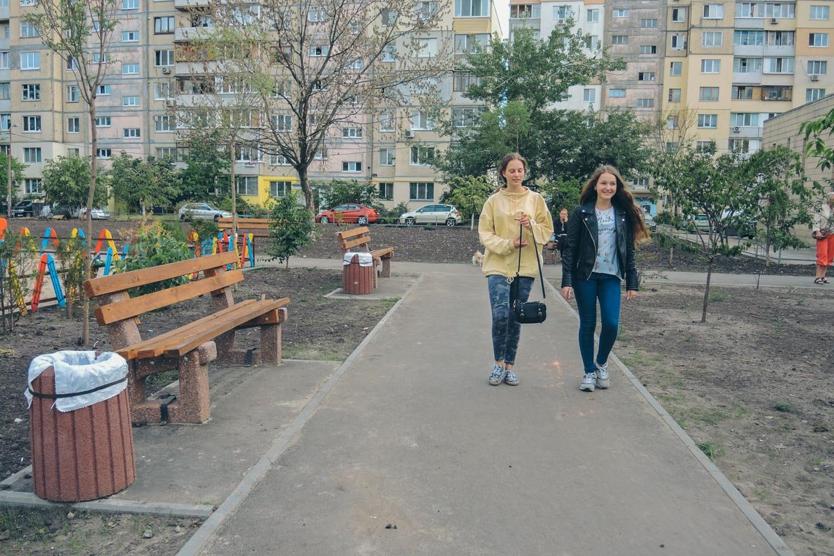 Пока что сквер остается относительно чистым и аккуратным