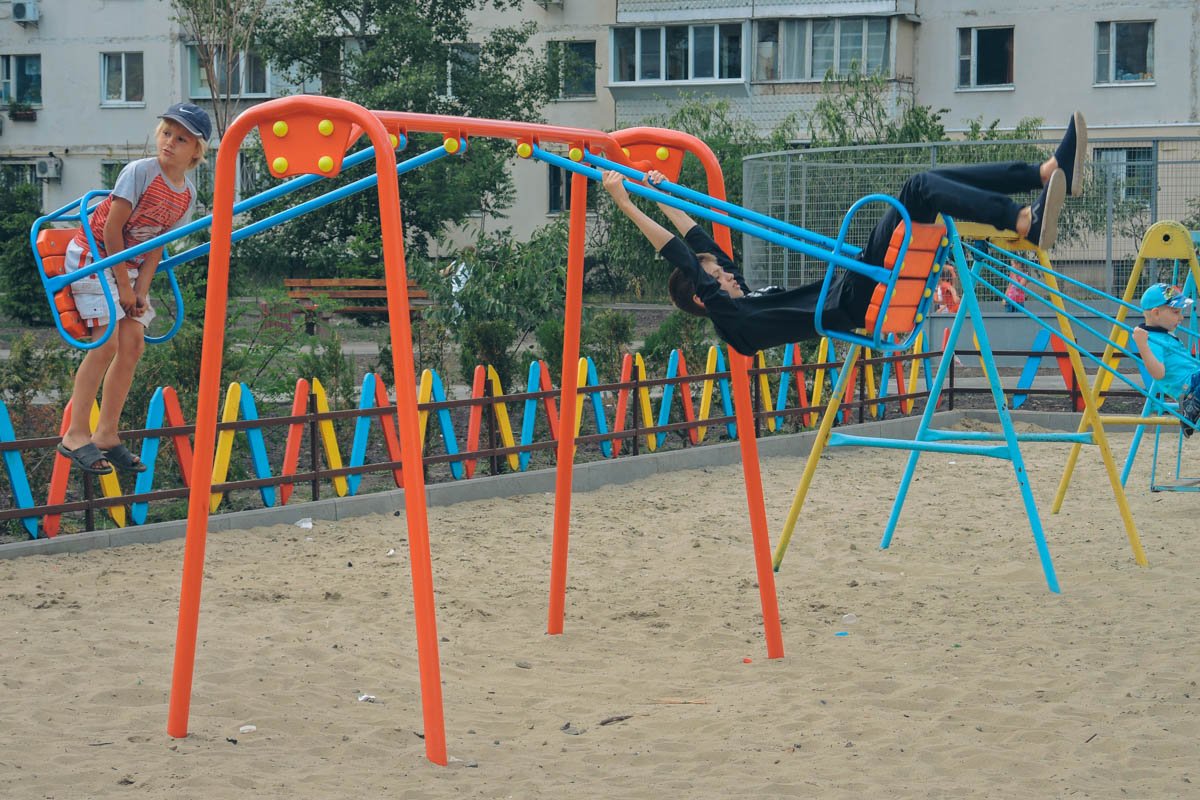 Местная детвора облюбовала новые качели