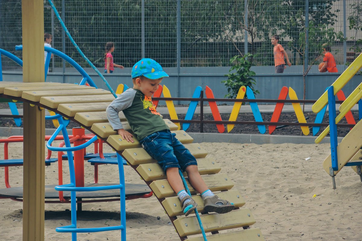 Аттракционы еще не успели обрисовать и испачкать