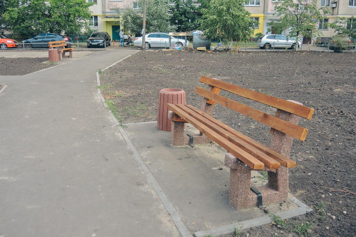 В сквере стоят аккуратные скамейки