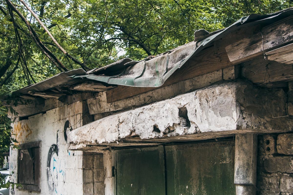 Ветки повредили крышу гаража 