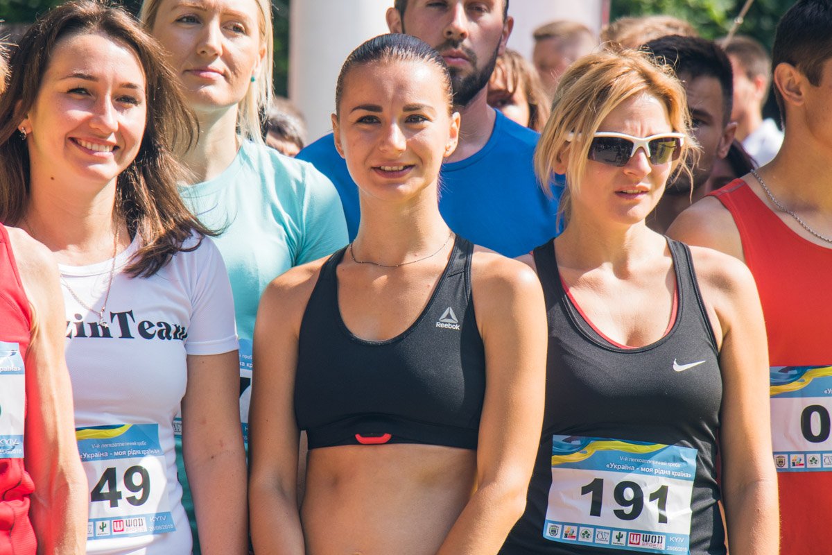 Спортсменки ждут начала мероприятия Спортсменки ждут начала мероприятия