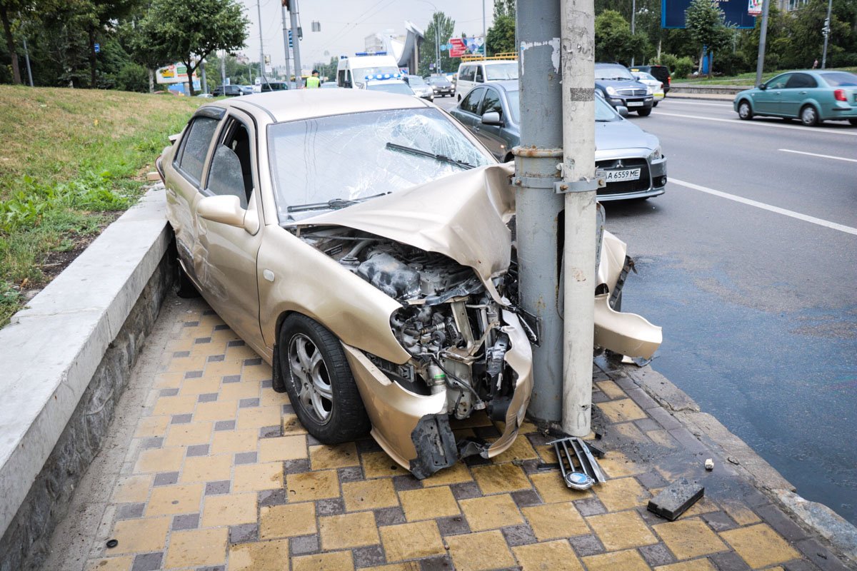 На бульваре Дружбы Народов столкнулись Geely CK и Mitsubishi Lancer