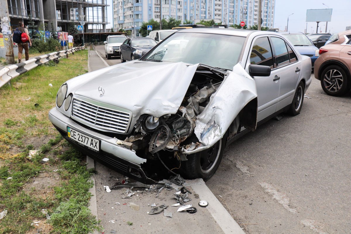 Киеве на Осокорках столкнулись два Mercedes Киеве на Осокорках столкнулись два Mercedes