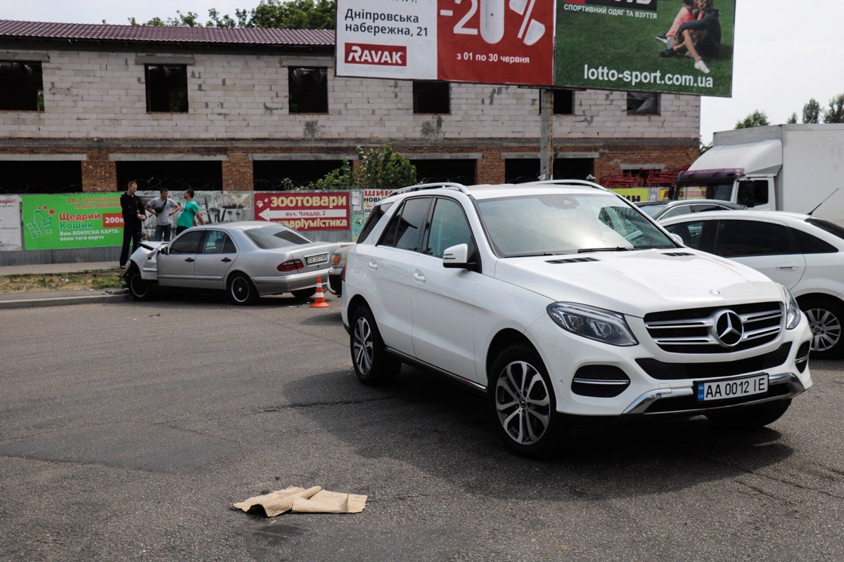 Женщина за рулем Mercedes GLE утверждает, что второй водитель мчался на большой скорости Женщина за рулем Mercedes GLE утверждает, что второй водитель мчался на большой скорости