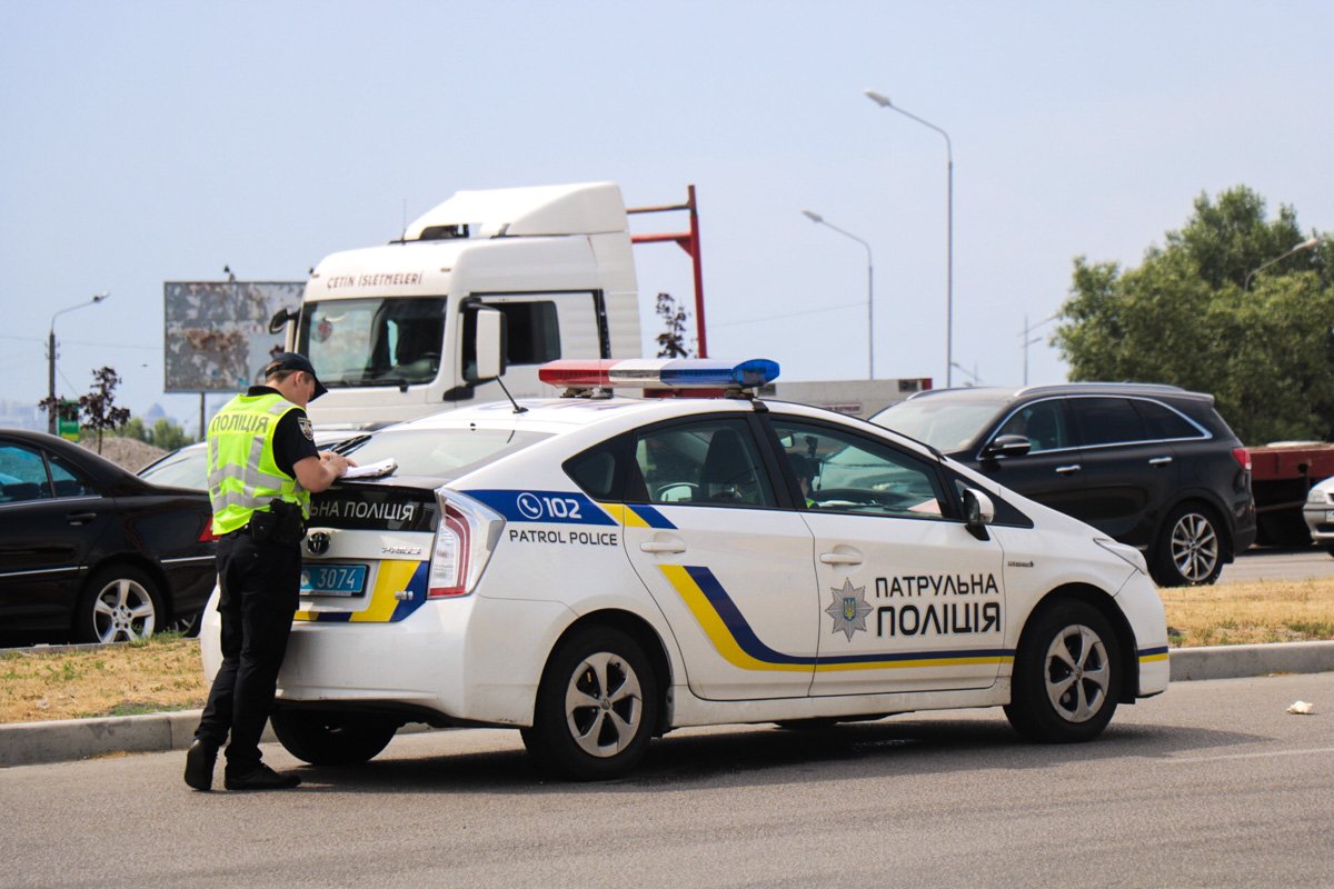 В результате аварии образовалась тянучка от проспекта Бажана на Днепровскую набережную В результате аварии образовалась тянучка от проспекта Бажана на Днепровскую набережную