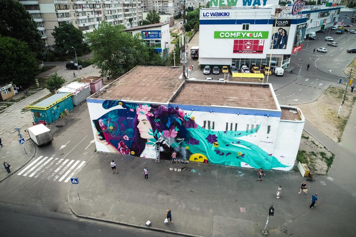 На рисунок ушло более 40 баллонов, 20 литров эмульсионной краски и 2 недели работы На рисунок ушло более 40 баллонов, 20 литров эмульсионной краски и 2 недели работы