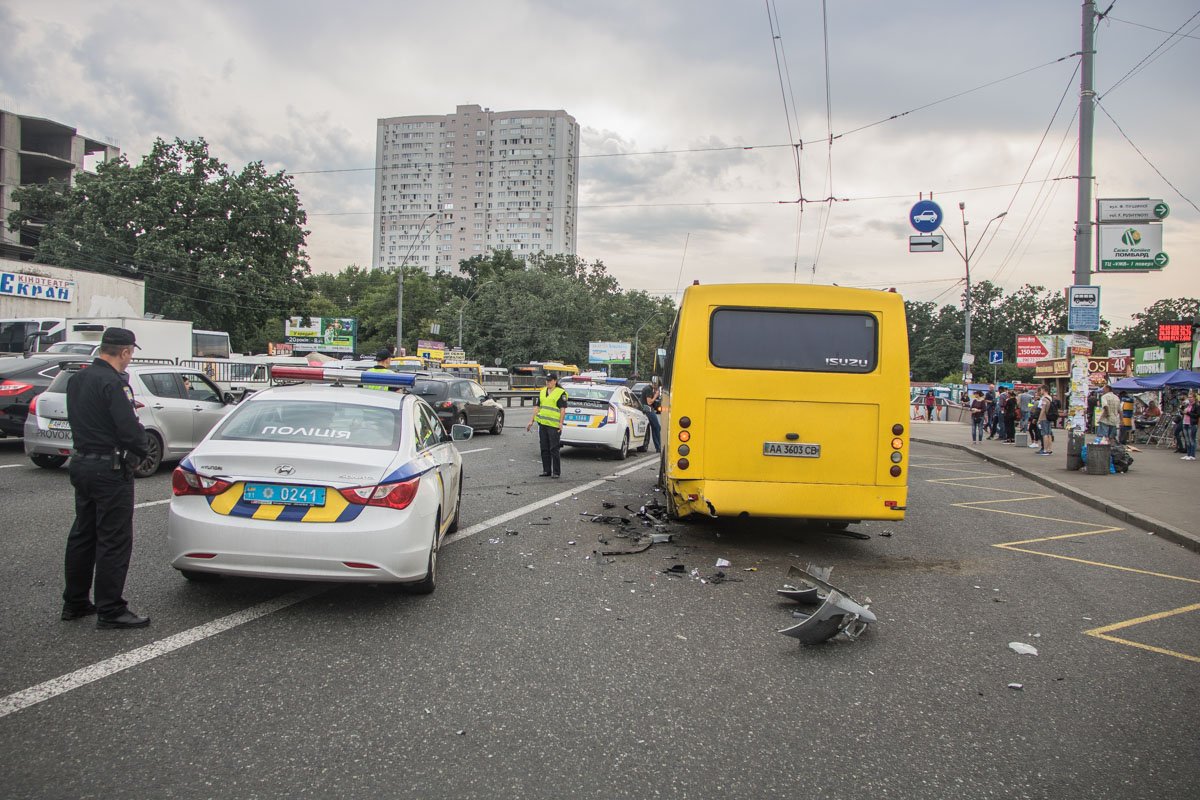 Volkswagen на высокой скорости протаранил маршрутки