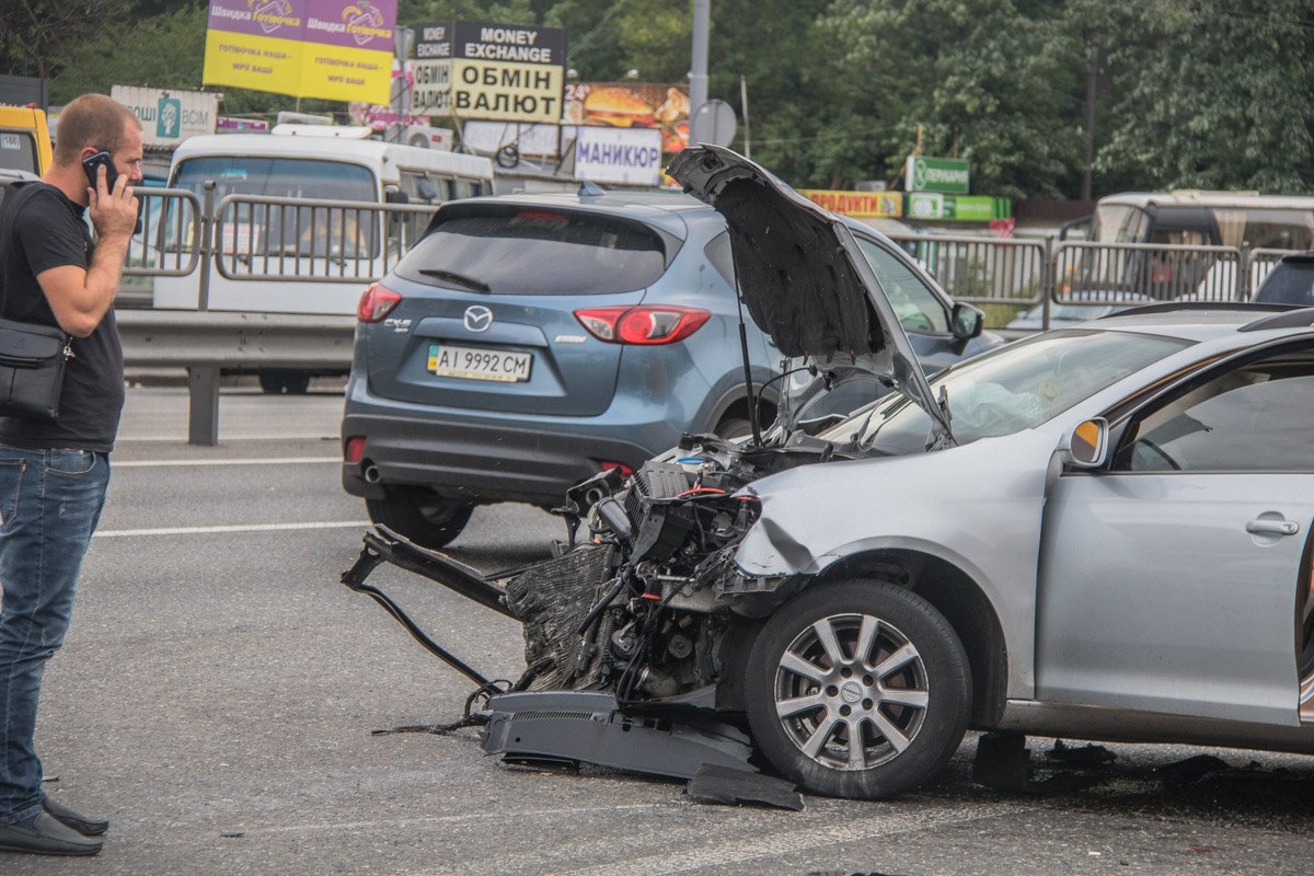 Весь перед машины разбит, но в салоне нет следов крови