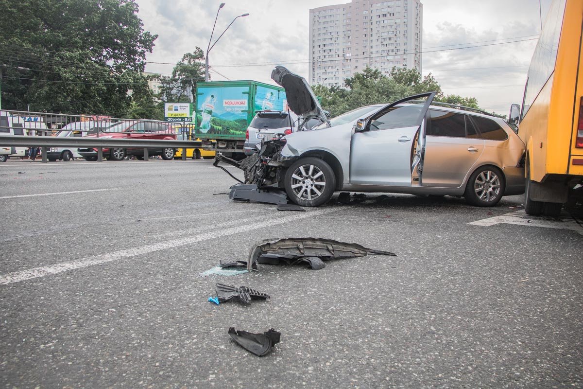 По всей проезжей части разбросаны обломки машины