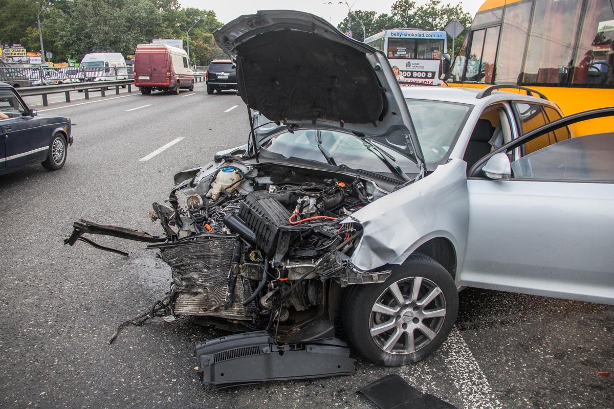 Автомобилю сильно досталось. Его хозяин снял номера и сбежал