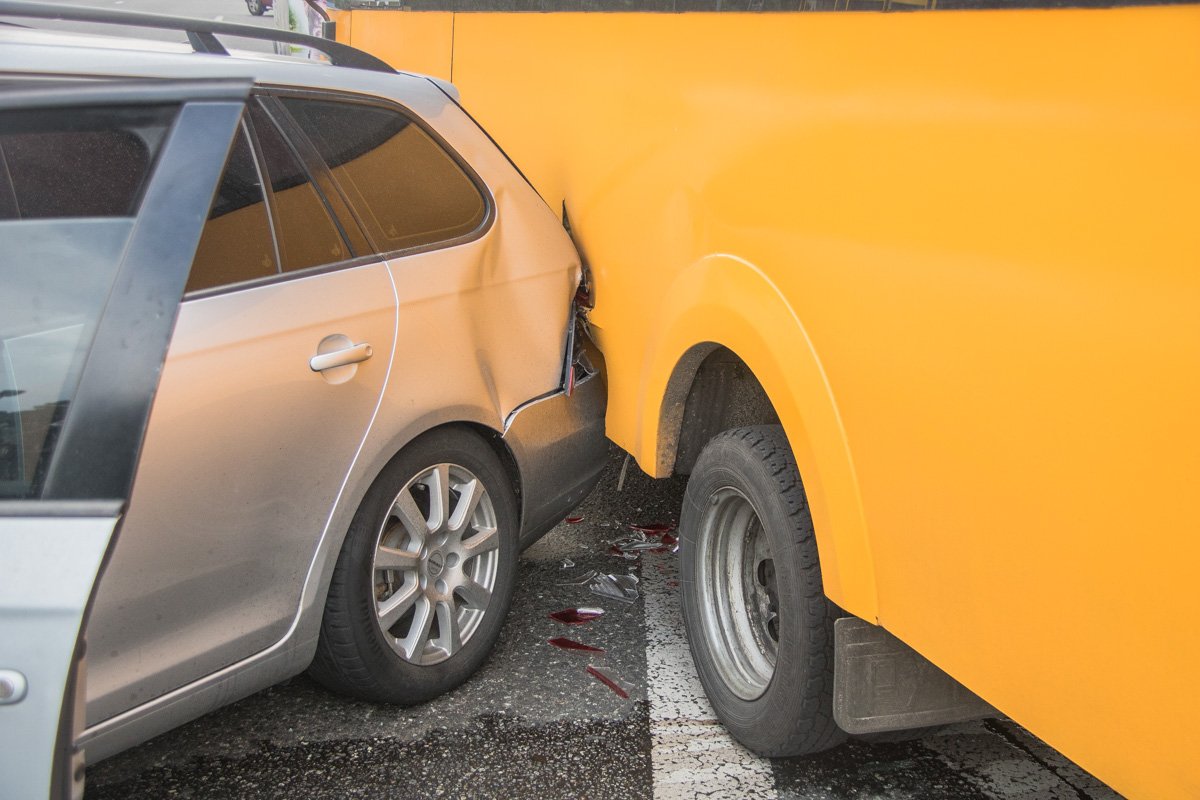 Водитель врезался сразу в два маршрутных такси