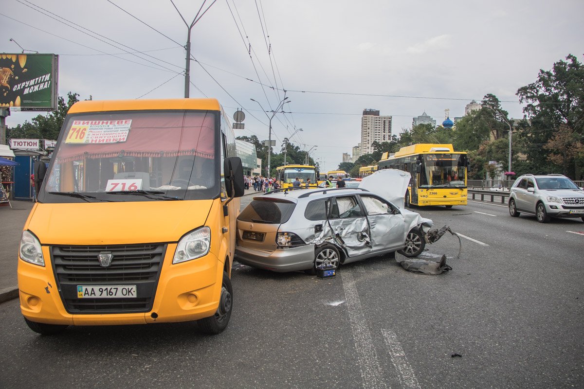Из-за случившегося перекрыли три дорожных полосы