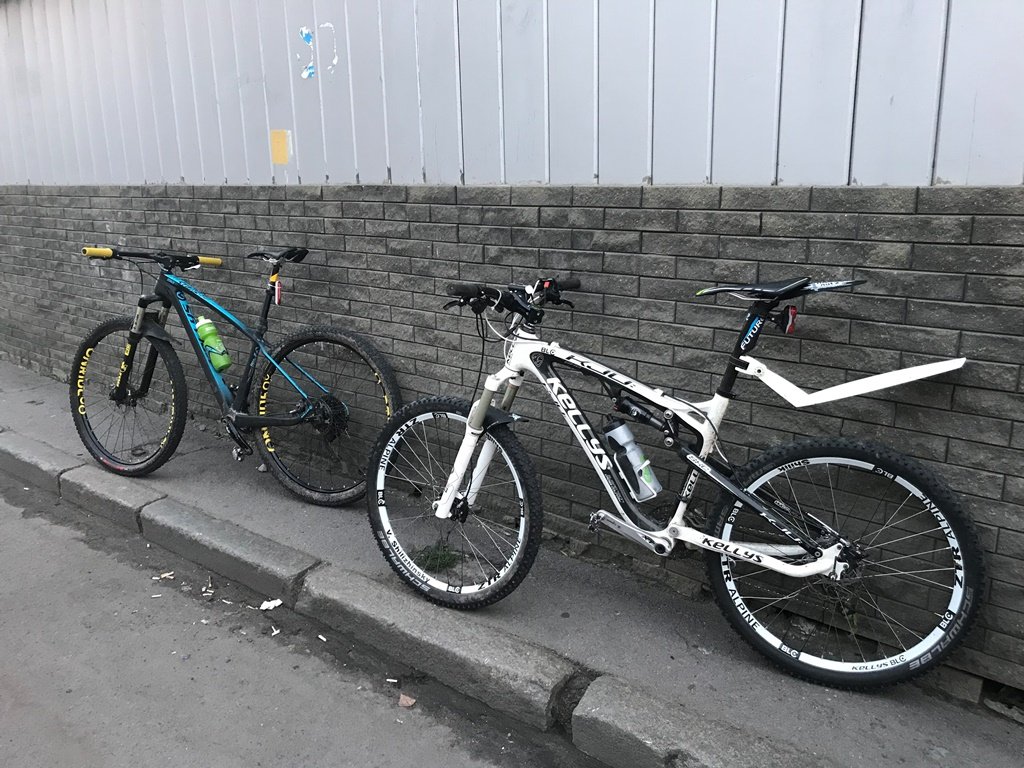 На улице Александра Довженко возле станции метро "Шулявская" велосипедист сбил пешехода