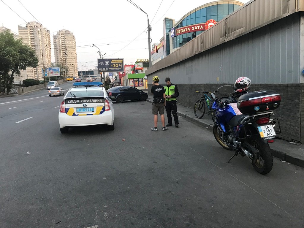 По предварительным данным, мужчина перебегал 6-полосную дорогу возле пешеходного переходаженном месте