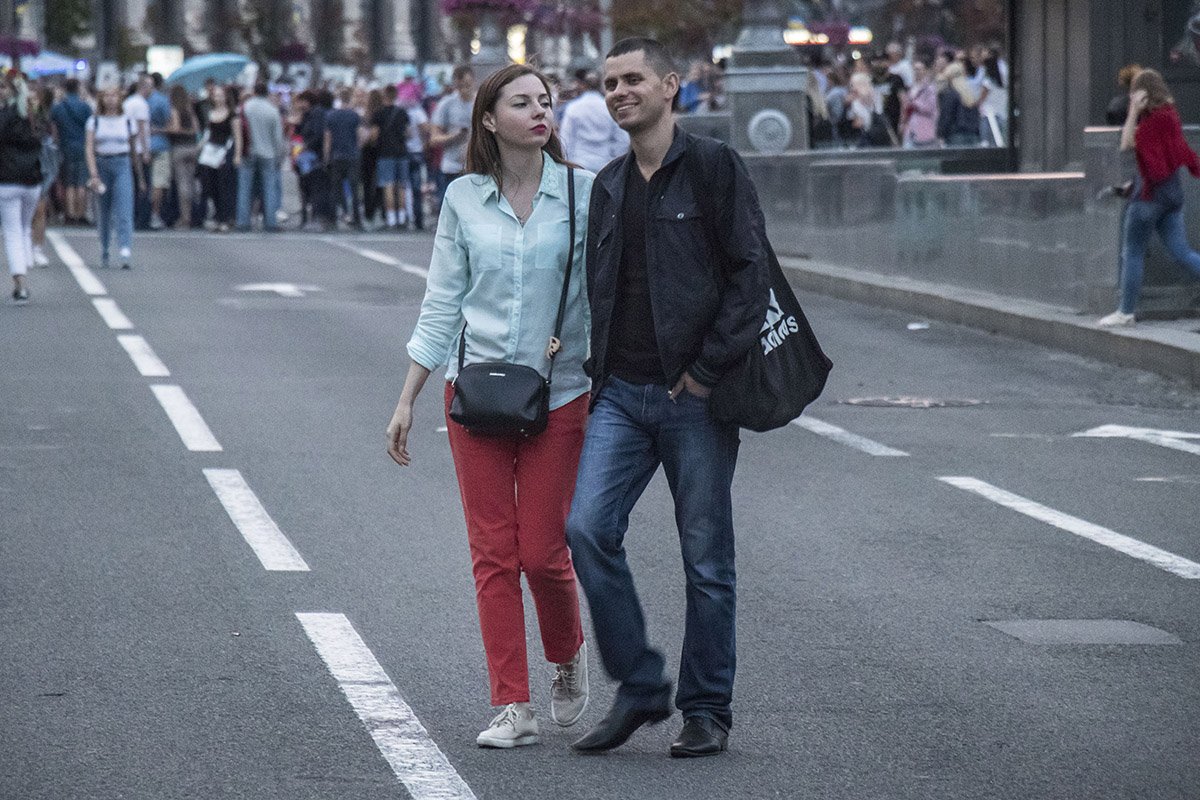 По традиции в выходные и праздничные дни центральную дорогу на Крещатике перекрывают. Жители Киева спокойно гуляют по проезжей части