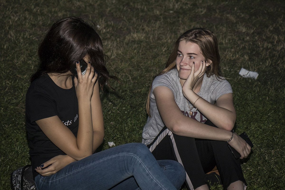 Некоторые удобно устроились на газоне на Майдане Независимости