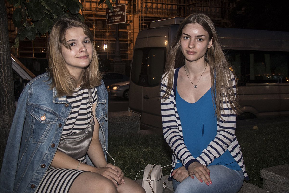 Девчонки всегда любят фотографироваться